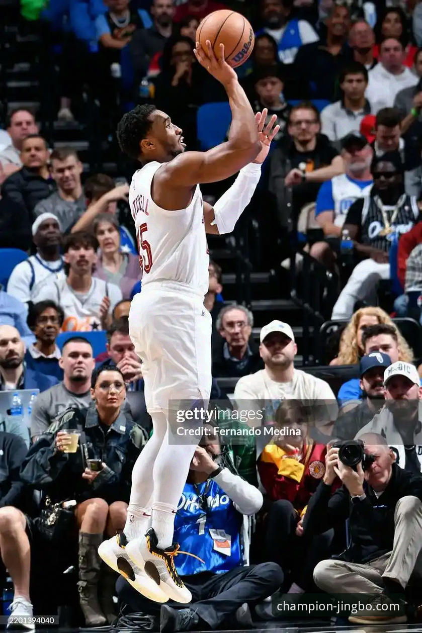 竞博体育官网最新动态：米切尔42分力挽狂澜，骑士主场险胜魔术延续连胜